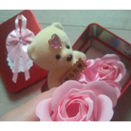 Подарочный набор Bear & Rose Flower розы из мыла в коробке с медвежонком для женщин и мужчин Розовый, Красный, Фиолетовый